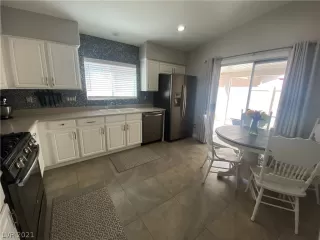 Photo #6: 2328623 Listing