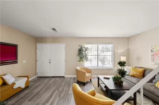 Photo #5: 2328641 Listing 