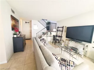 Photo #5: 2328876 Listing