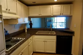 Photo #3: 2328919 Listing