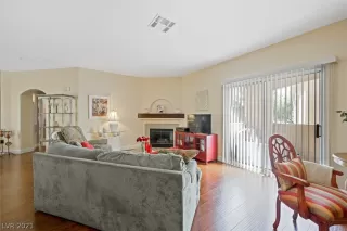 Photo #6: 2329207 Listing