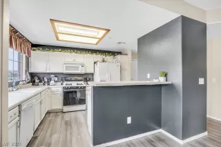 Photo #3: 2329269 Listing