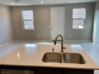 Photo #5: 2329352 Listing 