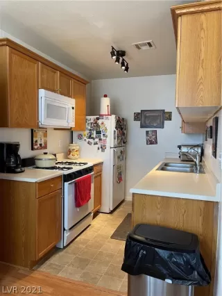 Photo #3: 2329360 Listing