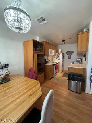 Photo #5: 2329360 Listing