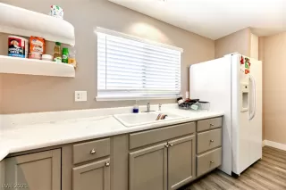 Photo #3: 2329363 Listing