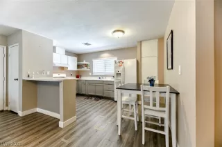 Photo #5: 2329363 Listing