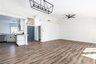 Photo #4: 2329396 Listing