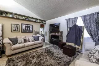 Photo #4: 2329498 Listing