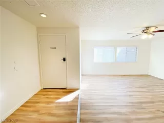 Photo #3: 2329602 Listing