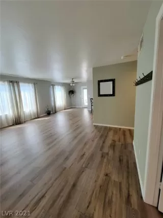 Photo #4: 2329623 Listing