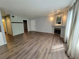 Photo #5: 2329623 Listing