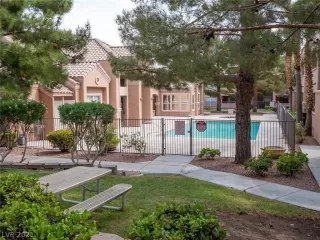Photo #4: 2329759 Listing 