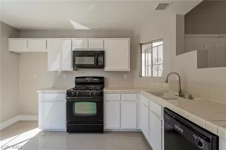 Photo #3: 2329825 Listing