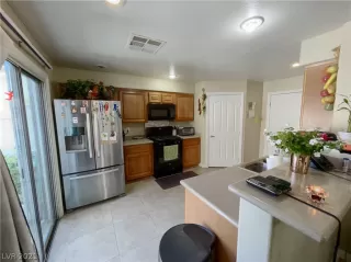 Photo #4: 2329901 Listing