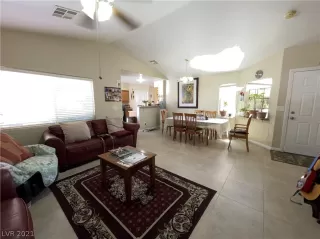 Photo #5: 2329901 Listing