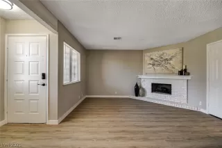 Photo #3: 2329988 Listing