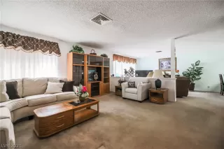 Photo #4: 2330097 Listing