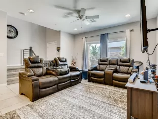 Photo #4: 2330167 Listing