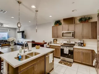 Photo #5: 2330167 Listing