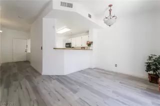 Photo #5: 2330190 Listing 