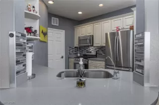 Photo #6: 2330378 Listing