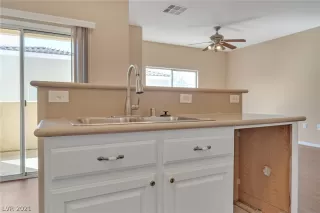 Photo #5: 2330435 Listing