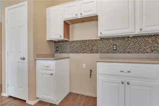 Photo #6: 2330435 Listing