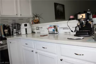 Photo #5: 2330444 Listing 