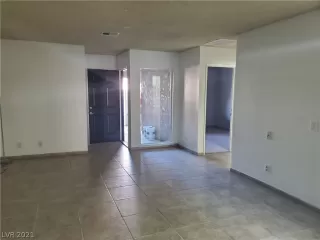 Photo #5: 2330555 Listing