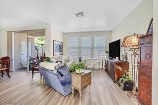 Photo #4: 2330612 Listing