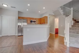 Photo #3: 2330658 Listing