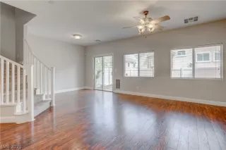 Photo #4: 2330658 Listing