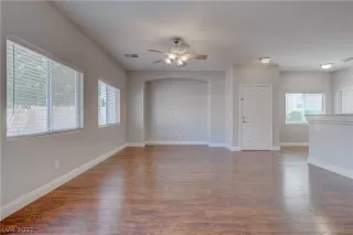 Photo #5: 2330658 Listing