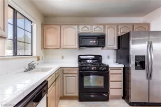 Photo #6: 2330709 Listing