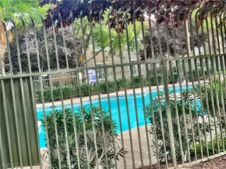 Photo #5: 2330753 Listing