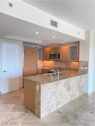 Photo #5: 2330809 Listing