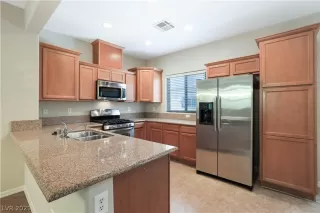 Photo #5: 2330814 Listing