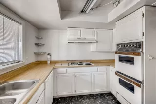 Photo #2: 2330877 Listing 