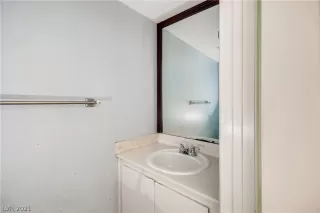 Photo #5: 2330877 Listing 