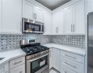 Photo #5: 2330888 Listing