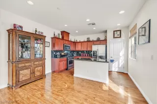 Photo #4: 2330940 Listing