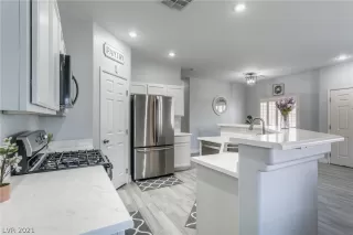 Photo #4: 2330960 Listing