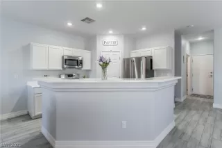 Photo #5: 2330960 Listing