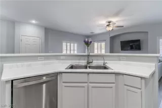 Photo #6: 2330960 Listing