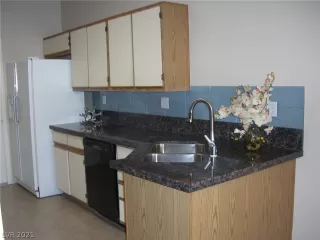 Photo #2: 2331012 Listing