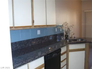 Photo #3: 2331012 Listing