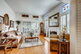 Photo #5: 2331118 Listing