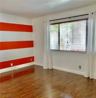 Photo #5: 2331327 Listing