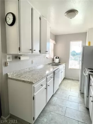 Photo #5: 2331374 Listing